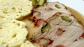 Hamburská pečeně: Levnější alternativa svíčkové z vepřového masa je efektní díky mozaice z kyselých okurek a kousků mrkve