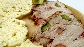 Hamburská pečeně: Levnější alternativa svíčkové z vepřového masa je efektní díky mozaice z kyselých okurek a kousků mrkve