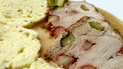 Hamburská pečeně: Levnější alternativa svíčkové z vepřového masa je efektní díky mozaice z kyselých okurek a kousků mrkve