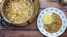 Znojemská omáčka s vepřovým masem: Pro typickou sladkokyselou chuť kromě okurek potřebujete ještě jednu ingredienci