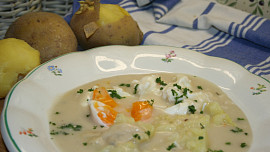 Uvařte si valašský domikát: Snadnou polévku, jíž dodává pikantní chuť ovčí sýr brynza