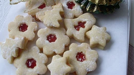 Cukroví bez vážení: Jak na hrnečkové linecké, vanilkové rohlíčky, pracny, perníčky i dokonalá vosí hnízda