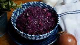 Jak na fantastické červené zelí ke svatoštěpánské kachně? Skvělou chuť zajistí jablka a svařené víno