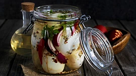 Co s vajíčky od koledníků? Kromě oblíbené pomazánky a vaječné tlačenky vyzkoušejte tahle lehce pikantní nakládaná vejce