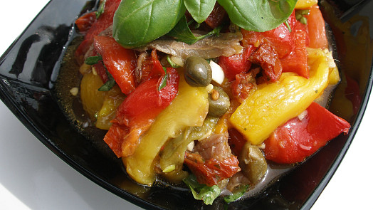 Letní ochucený salát z pečených paprik: Se sušenými rajčaty, bazalkou a česnekem chutná fantasticky