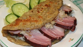 Vrstvené bramboráky s kyselým zelím a uzeným masem: Uzené mu dodá grády a nastrouhané brambory musí pustit vodu