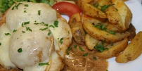 Kuřecí plátek s broskví a sýrem: Někdejší hitovka restaurací se vrací v plné parádě a chutná opět skvěle