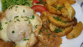 Kuřecí plátek s broskví a sýrem: Někdejší hitovka restaurací se vrací v plné parádě a chutná opět skvěle