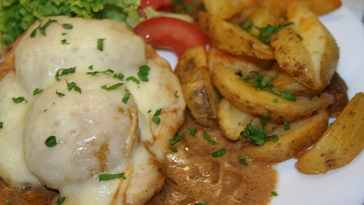 Kuřecí plátek s broskví a sýrem: Někdejší hitovka restaurací se vrací v plné parádě a chutná opět skvěle
