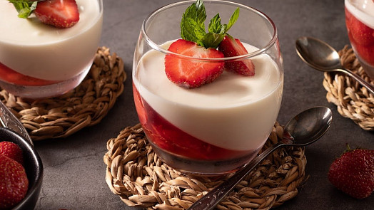 Jahodová panna cotta: Kromě tučné smetany stačí jen pár ingrediecí, nejdůležitější je ale dostatečně dlouhé chlazení