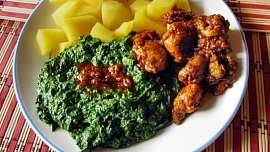 Jak udělat špenát z kopřiv? Na jemnou jarní přílohu k masu stačí jen pár ingrediencí, zahustí ji vejce a ochutí pár kostiček špeku