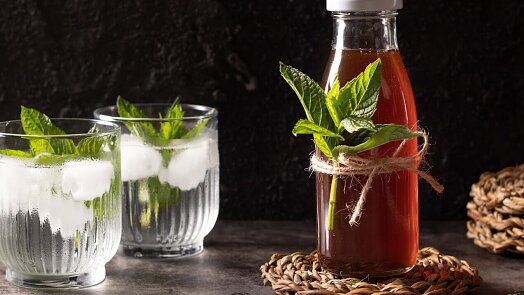 Proč domácí mátový sirup někdy hořkne? Rozhoduje doba sběru i to, co přidáte do hrnce