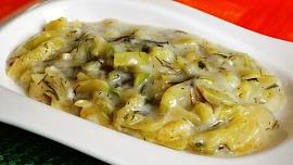 Cuketový prívarok voní koprem a česnekem a chutná podobně jako fazolky nakyselo. Levný letní oběd je navíc na přípravu velice snadný