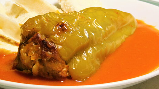 Recept na plněné papriky s rýží a mletým masem: V jemné rajské omáčce s vůni skořice chutnají božsky