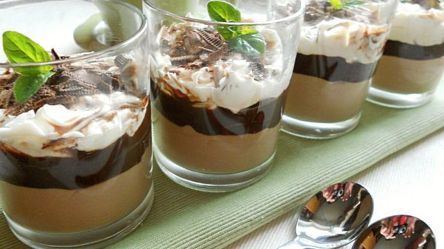 Tři nepečené čokoládové dezerty nejen na Valentýna: Lahodný dort, rumem vonící sladké kuličky a božsky chutnající pohár