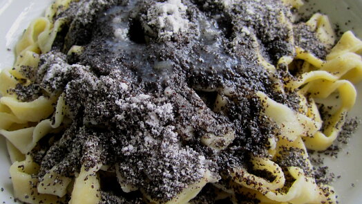 Legendární recept nezklame ani dnes: Domácí nudle s mákem mizí z talíře během chvíle