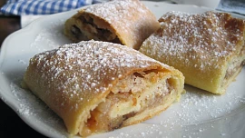 Univerzální jogurtové těsto na závin: Stačí na něj jen tři ingredience, je rychlé, vláčné a po upečení krásně křehké