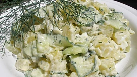 Hitem letošních svátků je tento bramborový salát z Polska: Když ho vyzkoušíte, žádný jiný už možná nebudete chtít