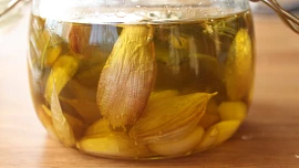 Konfitovaný česnek používají v luxusních restauracích: Podle našeho podrobného návodu není problém si ho připravit doma