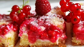 Rychlý rybízový koláč s tvarohem a drobenkou: Díky rybízu je úžasně šťavnatý a tvaroh mu dodá vláčnost a jemnost