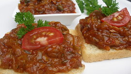 Recept na nejlepší cuketovou směs na topinky: Voní česnekem a rajčaty a připravit se dá i do zásoby