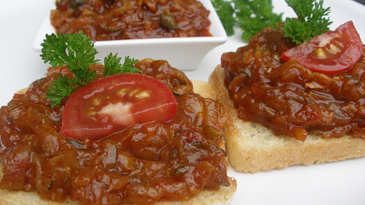 Recept na nejlepší cuketovou směs na topinky: Voní česnekem a rajčaty a připravit se dá i do zásoby
