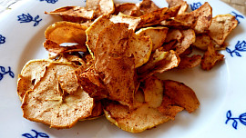 Jak na křupavé skořicové jablečné chipsy: Jde to v troubě i ve friťáku a příprava je velmi jednoduchá