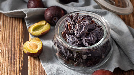 Sušené švestky zblízka: Nejde jen o vlákninu. Jak ještě prospívají našemu tělu?