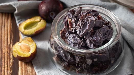 Sušené švestky zblízka: Nejde jen o vlákninu. Jak ještě prospívají našemu tělu?