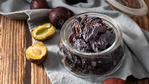 Sušené švestky zblízka: Nejde jen o vlákninu. Jak ještě prospívají našemu tělu?