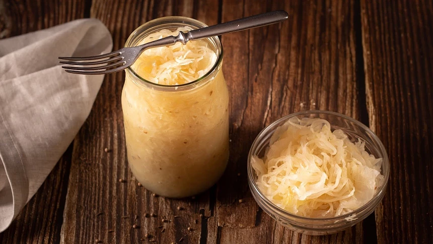 Jak na rychlé kysané zelí ze sklenice: Příprava se dá zvládnout v pohodě i v panelákovém bytě. Ta chuť za to rozhodně stojí