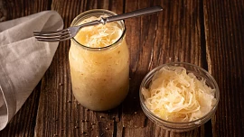 Jak na rychlé kysané zelí ze sklenice? Stačí jen tři základní ingredience, správný postup a v lednici vydrží celý rok