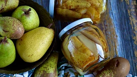 Jak jednoduše zavařit hrušky? Kromě dobře zralých hrušek stačí už jen dvě ingredience a pár hřebíčků pro lepší aroma