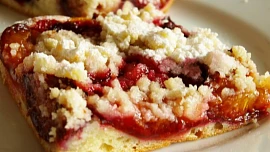 Vůně skořice, másla a švestek: Nadýchaný kynutý koláč na plech mizí rychleji, než ho stihneme krájet