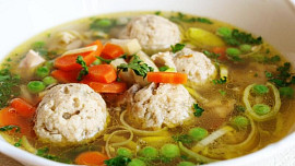 Polévka s lahodnými drožďovými knedlíčky: Voní muškátovým oříškem a petrželkou a chutná jako od babičky