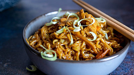 Jak dlouho smažit kuřecí maso: Časování rozhodne o šťavnatém výsledku. Jiné je pro prsa, stehna i nudličky