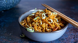 Jak dlouho smažit kuřecí maso: Časování rozhodne o šťavnatém výsledku. Jiné je pro prsa, stehna i nudličky