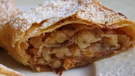 Jablečný závin podle receptu slavné kuchařky Marie Janků-Sandtnerové: Provoněný rumem a skořicí je ozdobou svátečního stolu