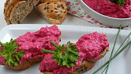 Nejjednodušší pomazánka z červené řepy: Připravíte ji během pár minut. Vypadá krásně a ještě lépe chutná