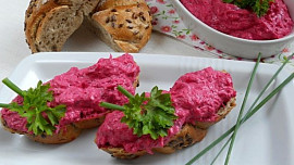 Nejjednodušší pomazánka z červené řepy: Připravíte ji během pár minut. Vypadá krásně a ještě lépe chutná