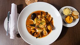 Francouzská rybí polévka bujabéza voní mořem, bylinkami a šafránem. Ochutnáte?