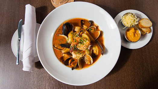 Francouzská rybí polévka bujabéza voní mořem, bylinkami a šafránem. Ochutnáte?