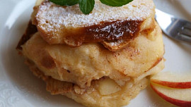 Žemlovka jako levný a nenáročný dezert: Jako základ postačí jablka z komory a staré pečivo. Ale ten vynikající výsledek…