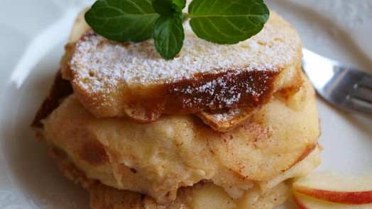 Žemlovka jako levný a nenáročný dezert: Jako základ postačí jablka z komory a staré pečivo. Ale ten vynikající výsledek…