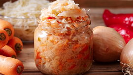 Do čalamády využijete zelí, papriky i cukety. Správné krájení pomůže, aby zelenina zůstala křupavá