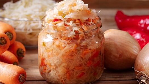 Do čalamády využijete zelí, papriky i cukety. Správné krájení pomůže, aby zelenina zůstala křupavá
