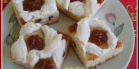 Rákócziho řezy: Jednoduchý křehký koláč s tvarohem a marmeládou krásně dozdobí sněhová mřížka