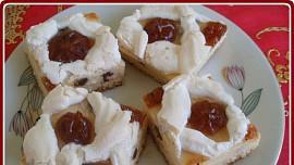 Rákócziho řezy: Jednoduchý křehký koláč s tvarohem a marmeládou krásně dozdobí sněhová mřížka