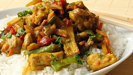 Kuřecí maso na kari s rýží a zeleninou: Šťavnaté a křehké kousky masa v indickém stylu mají příjemně pikantní chuť