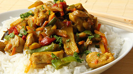 Kuřecí maso na kari s rýží a zeleninou: Šťavnaté a křehké kousky masa v indickém stylu mají příjemně pikantní chuť